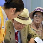 En sydkoreansk man med släktingar i Nordkorea fyller i en ansökan inför återföreningen.