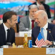 Joe Biden satt bredvid Frankrikes Emmanuel Macron under mötet. 