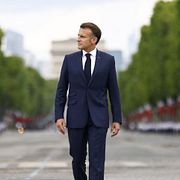 Emmanuel Macron anländer till Champs-Élysées under nationaldagsfirandet 2025. I år blir det hans sista som president.