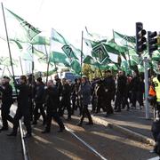 Demonstranter från Nordiska motståndsrörelsens (NMR) lämnar platsen vid Heden i centrala Göteborg år 2017. 