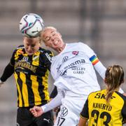 Häckens Filippa Curmark och Rosengårds Caroline Seger i en närkamp.