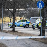 Polis på plats utanför skolan.