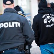 En polis bredvid en medlem av gänget Loyal to Familia i Köpenhamn. Arkivbild från 2013. 