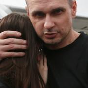 Oleg Sentsov kramar sin dotter i Kiev efter att ha släppts ur ryskt fängelse.