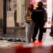 Polis och tekniker på plats vid brottsplats