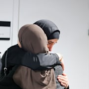 Föräldrarna  Aiman Ahmad och Sanabel Ahmad vid rättegången efter trippelmordet i Uppsala i april 2025 inleds i Attunda tingsrätt.