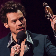 Harry Styles och Wet Leg tar emot pris på Brit Awards.