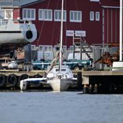 Båten efter ett misstänkt mord ute på Kattegatt har bogserats in till hamn vid Öckerö.