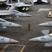 Flygdäck på USS Abraham Lincoln, fotograferat 2024. Enligt uppgift är det ovanligt att besättningen får tillgång till översta däck.