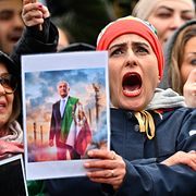 Svenskiranier demonstrerar för Irans frihet i Stockholm.