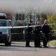 Poliser på plats vid brottsplatsen i Falkenberg