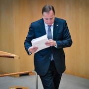 Stefan Löfven med en bunt papper i handen. 