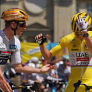 Evenepoel, i den vita ungdomsledartröjan, pratar med Pogacar, i den gula totalledartröjan under Tour de France i somras. 