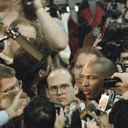 Michael Jordan omringad av reportrar och fotografer 1993.