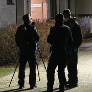Gängtoppen Poya Shafie misstänks bland annat ha gett två unga gärningspersoner i uppdrag att skjuta vem som helst i Guccikeps i Enskede söder om Stockholm i början av 2023.