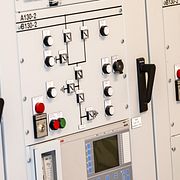 Manöverpaneler vid en transformatorstation.