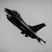 Arkivbild på ett F-16-plan.