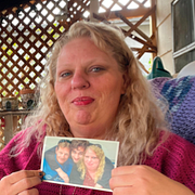 Avspärrning utanför begravningsbyrån / Mary Simons med en bild på sin avlidne make (längst till vänster på fotografiet).