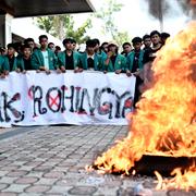 Demonstranter bränner däck och kräver att rohingyaflyktingar ska fördrivas. Banda Aceh, Indonesien, 27 december 2023. 