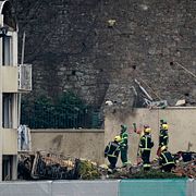 Räddningsarbetare söker i bråtet