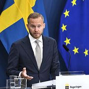 Henrik Vinge (SD) och Gunnar Strömmer (M), justitieminister, presenterar en utredning om nya gänglagar, under en pressträff.