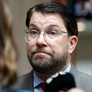 Till vänster: Tandläkare undersöker en man på en mottagning i Stockholm våren 2025. Bilden har ingen koppling till innehållet i artikeln. Till höger: Sverigedemokraternas partiledare Jimmie Åkesson i Upplands Väsby den 13 juni i år.