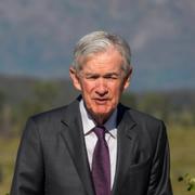 Fed-chefen Jerome Powell promenerar med Kazuo Ueda och Christine Lagarde under en paus vid Jackson Hole-symposiet.