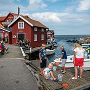 Barn som metar krabba i hamnen på Käringön i Bohusläns skärgård.