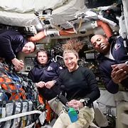 Jeremy Hansen, Reid Wiseman, Christina Koch och Victor Glover sänder direkt från rymdraketen Orion.