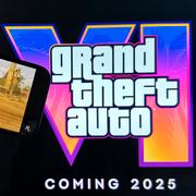 En trailer för ”Grand Theft Auto VI” visas på en smartphoneskärm framför en reklamskylt för spelet. Arkivbild. 