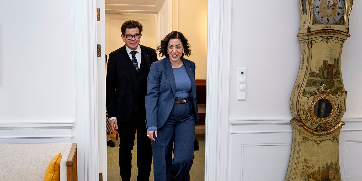 Riksdagens talman Andreas Norlén träffar Liberalernas partiledare Simona Mohamsson (L) under första talmansrundan.