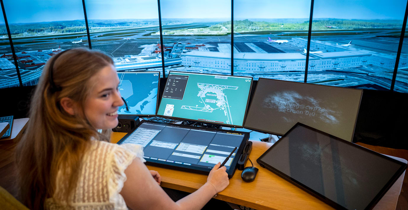 Arkivbild på flygledare under utbildning.