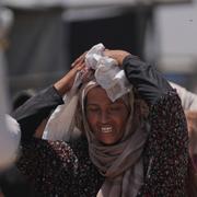 Kvinnor bär säckar med nödhjälp i Rafah i Gaza. 