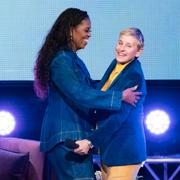 Michelle Obama tar emot Ellen DeGeneres.