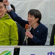 Sanae Takaichi under ett framträdande inför valet.