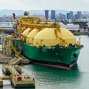 En gastanker lastar av i Barcelona