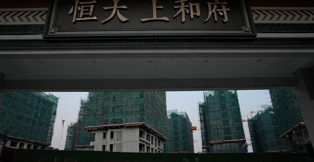Entrén till fastighetsbolaget Evergrandes fastighetskomplex som byggs i Peking.  Ng Han Guan / AP