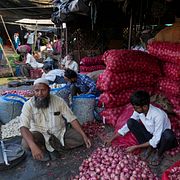 Grönsaker sorteras på en marknad i indiska Lucknow den 8 maj.