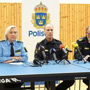 Carina Persson, Syds regionpolischef, Patric Heimbrand, polisområdeschefen, och Sven Holgersson, lokalområdespolis, under pressträffen i Helsingborgs polishus.