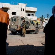 Israelisk soldat utanför Nablus på Västbanken. Arkivbild. 