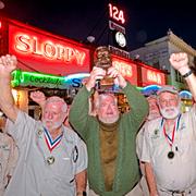 Gerrit Marshall, i grön tröja, håller upp pokalen efter segern på Sloppy Joe’s Bar. 