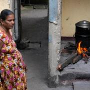 Matlagning över öppen eld i Sri Lanka