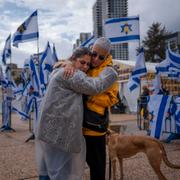 Människor kramas vid ”Hostage square” i Tel Aviv.