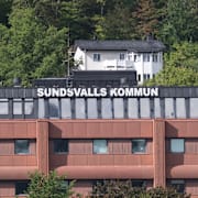 Polis slog till mot Sundsvalls kommunhus på tisdagsmorgonen.