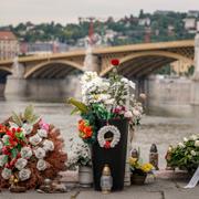 Blommor till minne av de sydkoreaner som dog i olyckan på Donau.