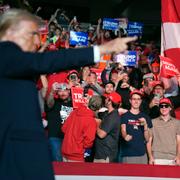 Donald Trump på ett kampanjmöte i natt.