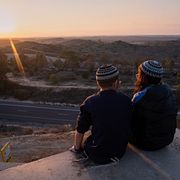 Israeliska bosättaraktivister tittar ut över Gazaremsan efter ett event den 18 december 2025.