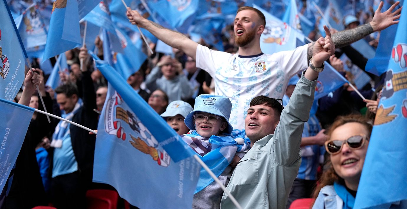 Coventry City fans under semifinalen i FA-cupen mot Manchester United den 21 april 2024.