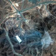 En satellitbild visar skadorna på Fordow efter USA:s attack i helgen. 