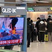 Resenärer vid Gimpo flygplats i Seoul. 